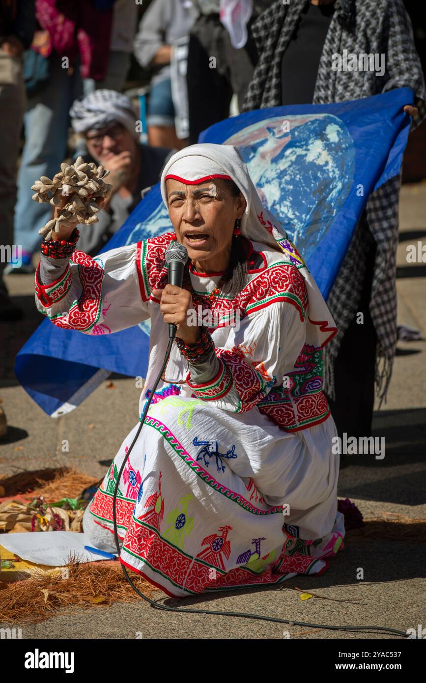 Boston, Massachusetts, USA. 12. Oktober 2024. März zum Tag der indigenen Völker. Etwa 100 Ureinwohner versammelten sich am Boston Common im Zentrum von Boston und marschierten durch das Zentrum der Stadt, um den Tag der Indigenen Völker zu unterstützen, der den Columbus Day am zweiten Montag im Oktober ersetzte. Vor dem marsch führt Rosalla eine indigene Frau diejenigen an, die sich in einer Zeremonie der Ureinwohner versammelt haben, an einem für die Veranstaltung geschaffenen Altar. Quelle: Chuck Nacke / Alamy Live News Stockfoto