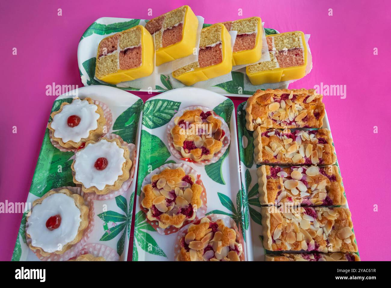 England, Kent, Tonbridge, der Bauernmarkt, hausgemachte Kuchen Stockfoto