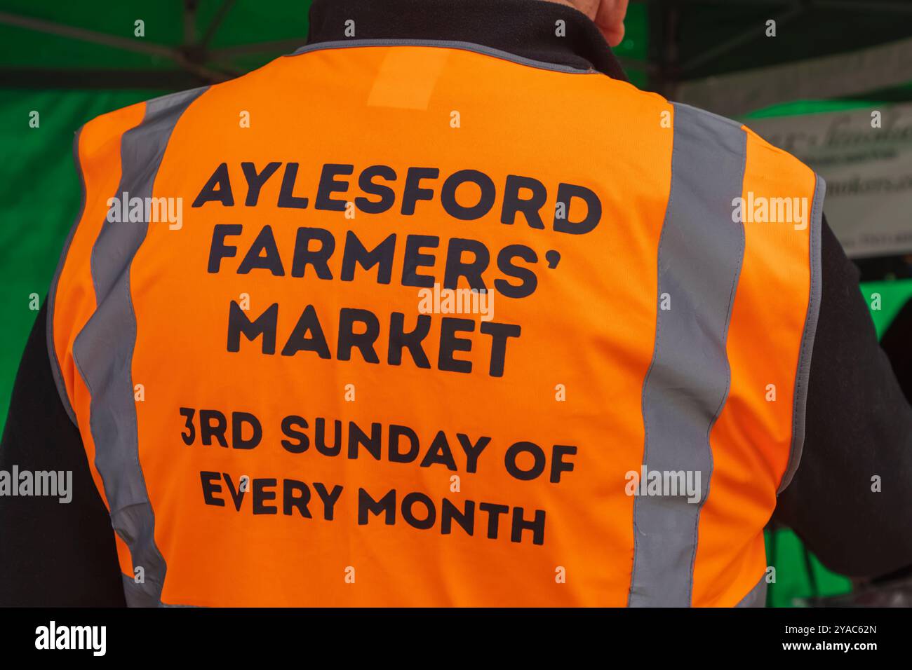 England, Kent, Tonbridge, der Farmers Market, farbenfrohe Hi-Vis Jacket Advertising Aylesford Farmers Market Stockfoto
