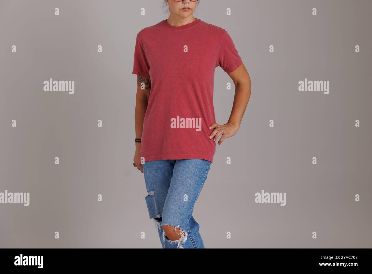 Model trägt ein T-Shirt in bequemen Farben für Mockups und Flatlays gildan Stockfoto