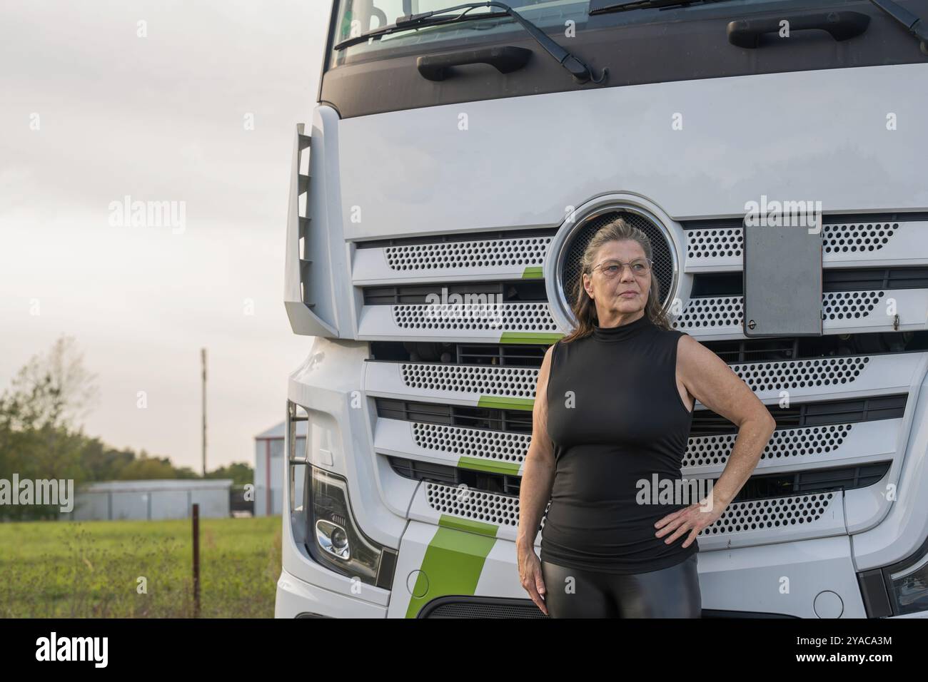 Ein LKW-Fahrer vor ihrem LKW Stockfoto