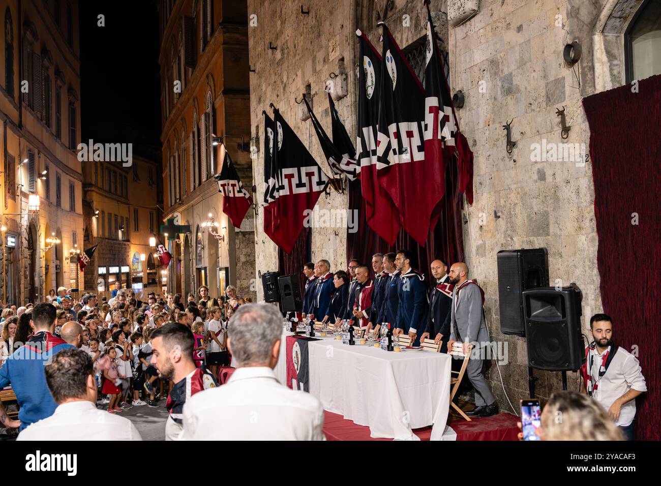 Siena, Italien - 15. August 2022: Contrada Dinner of the Ewl oder Civetta Contrada am Abend vor dem Palio-Rennen. Stockfoto