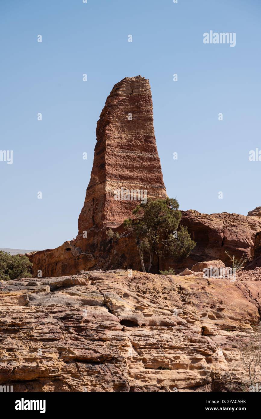 Zibb Atuf Obelisk am High Place of Opfergabe in Petra Jordan, einem nabateischen Stein- oder Felsbau Stockfoto