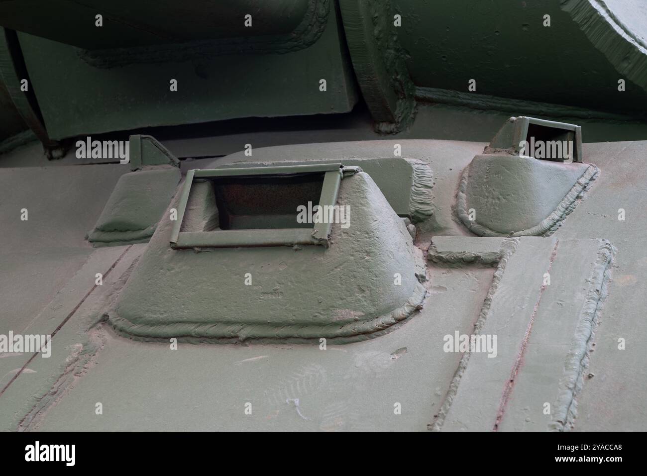 Fahrer Vision Ports auf einem sowjetischen T34-76 Panzer aus dem 2. weltkrieg. Oktober 2024. Stockfoto