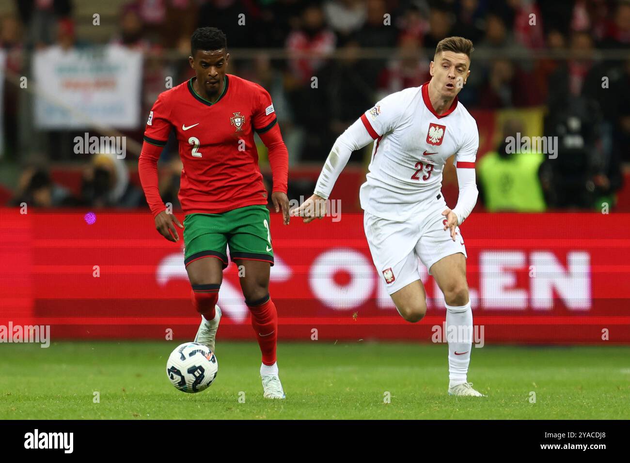 Nelson Semedo (Portugal) und Krzysztof Piatek (Polen) während des Fußballspiels der UEFA Nations League, der Liga A, der Gruppe A1 zwischen Polen und Portugal am 12. Oktober 2024 bei PGE Narodowy in Warschau (Polen) Stockfoto