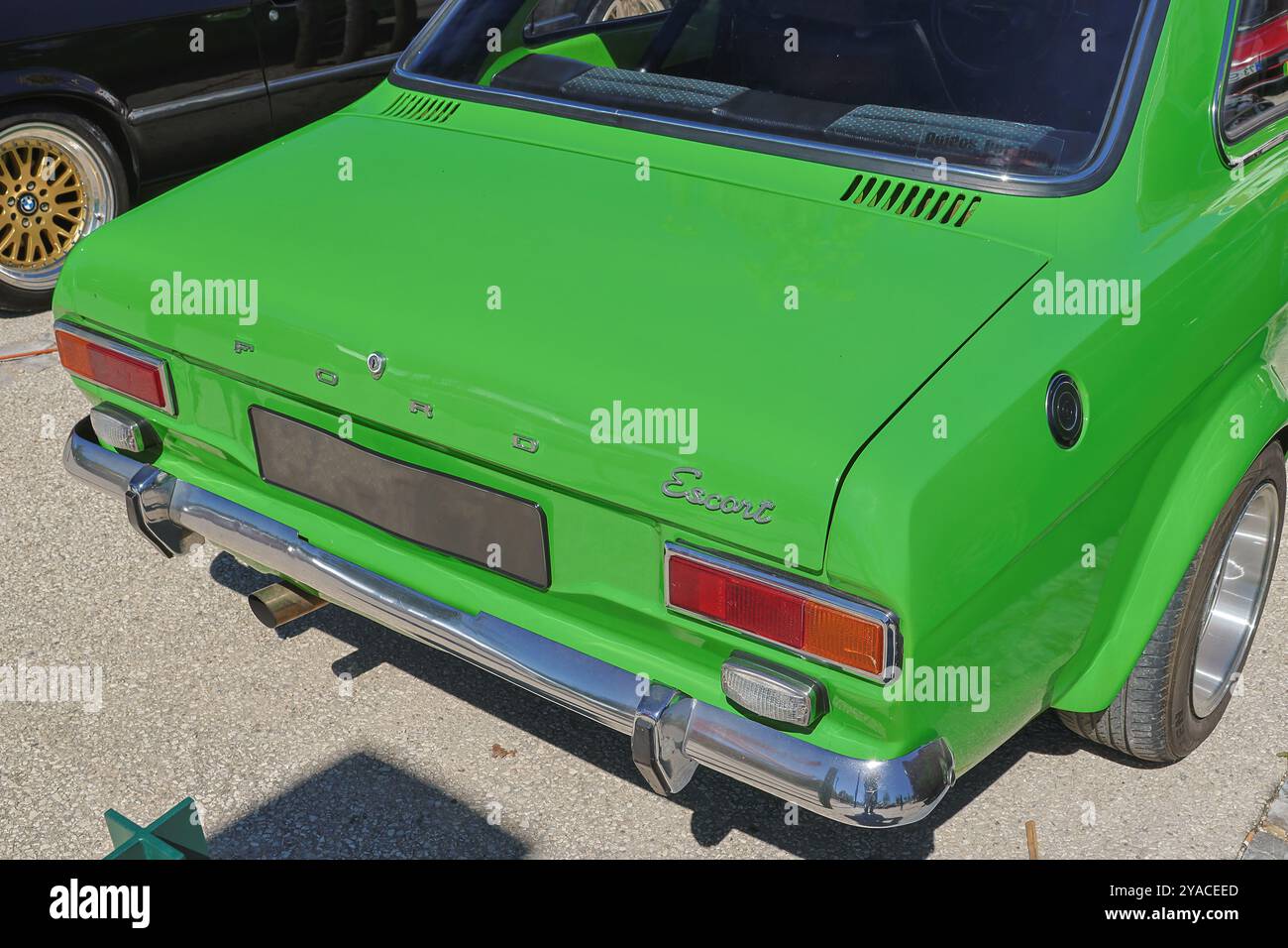 Green ford Escort mk1 parkte an einem sonnigen Tag und präsentiert sein klassisches Design und Chromdetails Stockfoto