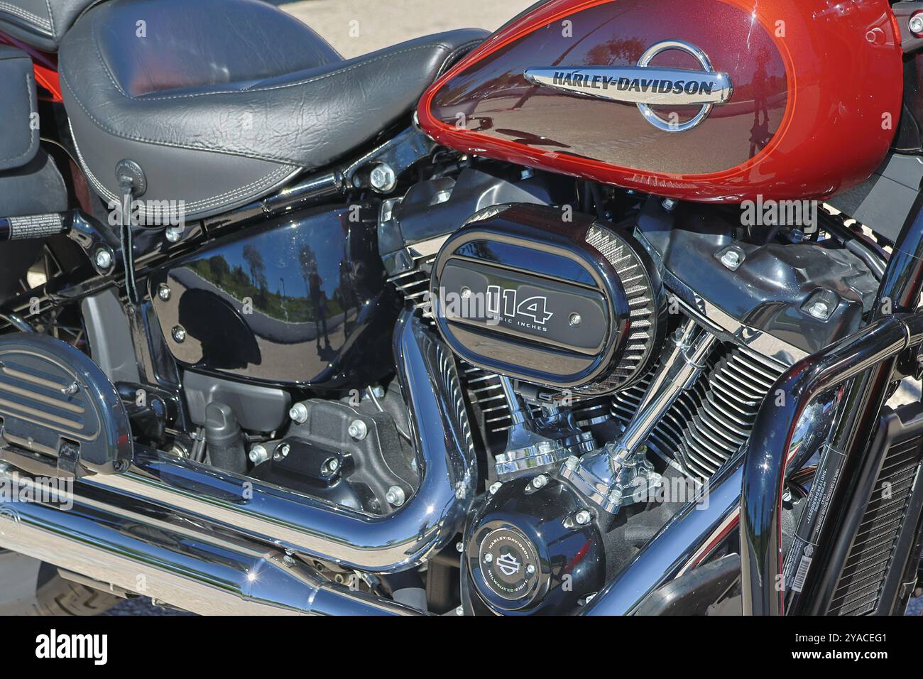 Nahaufnahme des milwaukee Eight 114-Motors, der ein modernes harley davidson-Motorrad antreibt und sein beeindruckendes Design und seine Handwerkskunst zeigt Stockfoto