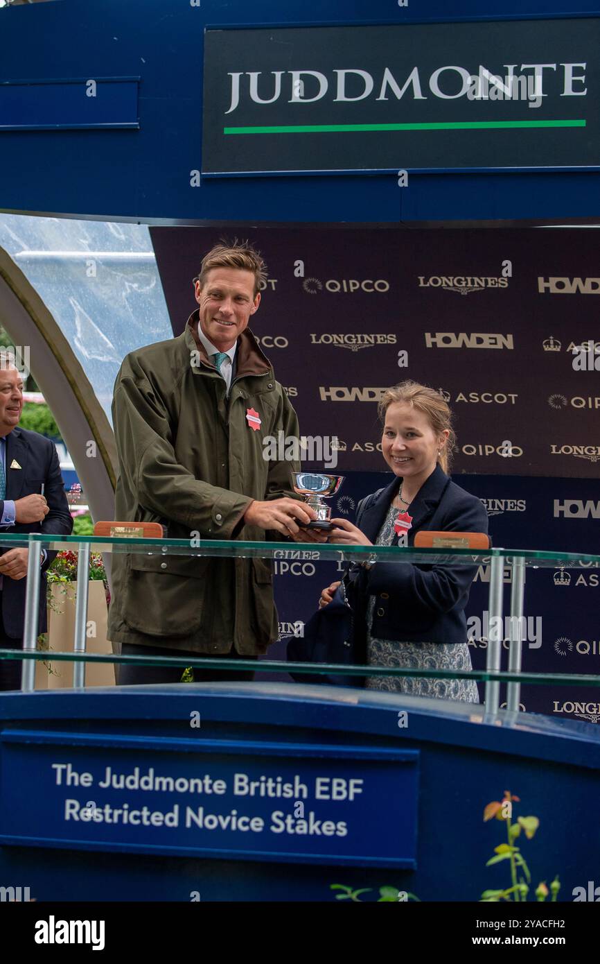 Ascot, Großbritannien. September 2024. Die Präsentation Der Gewinner. DIEGO VENTURA (Nr. 1), geritten von Jockey James Doyle, gewinnt das Juddmonte British EBF Restricted Novice Stakes (Klasse 2) (für Pferde in den Bands A, B, C und D) (GBB) Race beim Big Food and Festival Weekend unterstützt von Chapel Down auf der Ascot Racecourse in Berkshire. Besitzer Wathnan Racing, Trainer Hamad Al Jehani. Kredit: Maureen McLean/Alamy Stockfoto