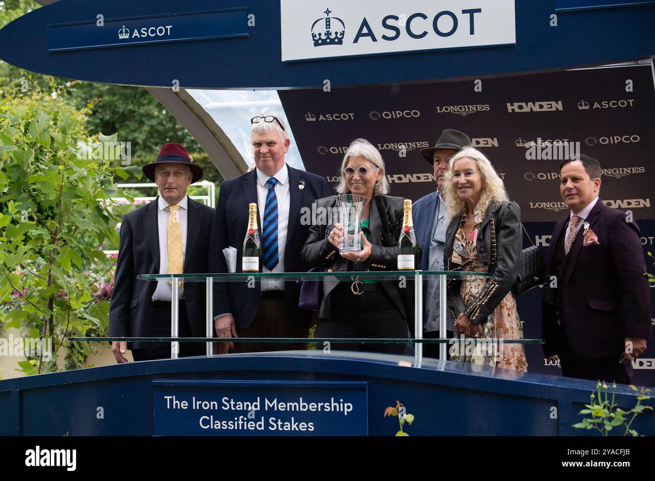 Ascot, Großbritannien. September 2024. Die Präsentation Der Gewinner. LORD BERTIE, geritten von Jockey Jonny Peate (lila und grüne Seide), gewinnt die Ascot Iron Stand Membership Classified Stakes (Klasse 3) beim Big Food and Festival Weekend, unterstützt von Chapel Down auf der Ascot Racecourse in Berkshire. Besitzerin Fiona Carmichael, Trainerin Jane Chapple-Hyam. Kredit: Maureen McLean/Alamy Stockfoto