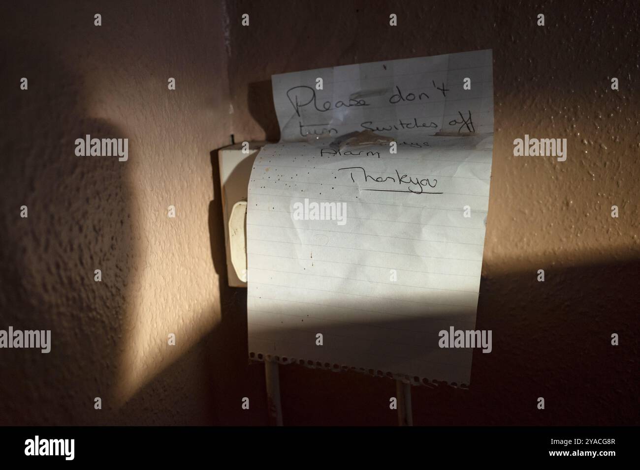 Bitte schalten Sie den Alarm nicht aus. Handschriftliche Notiz Stockfoto