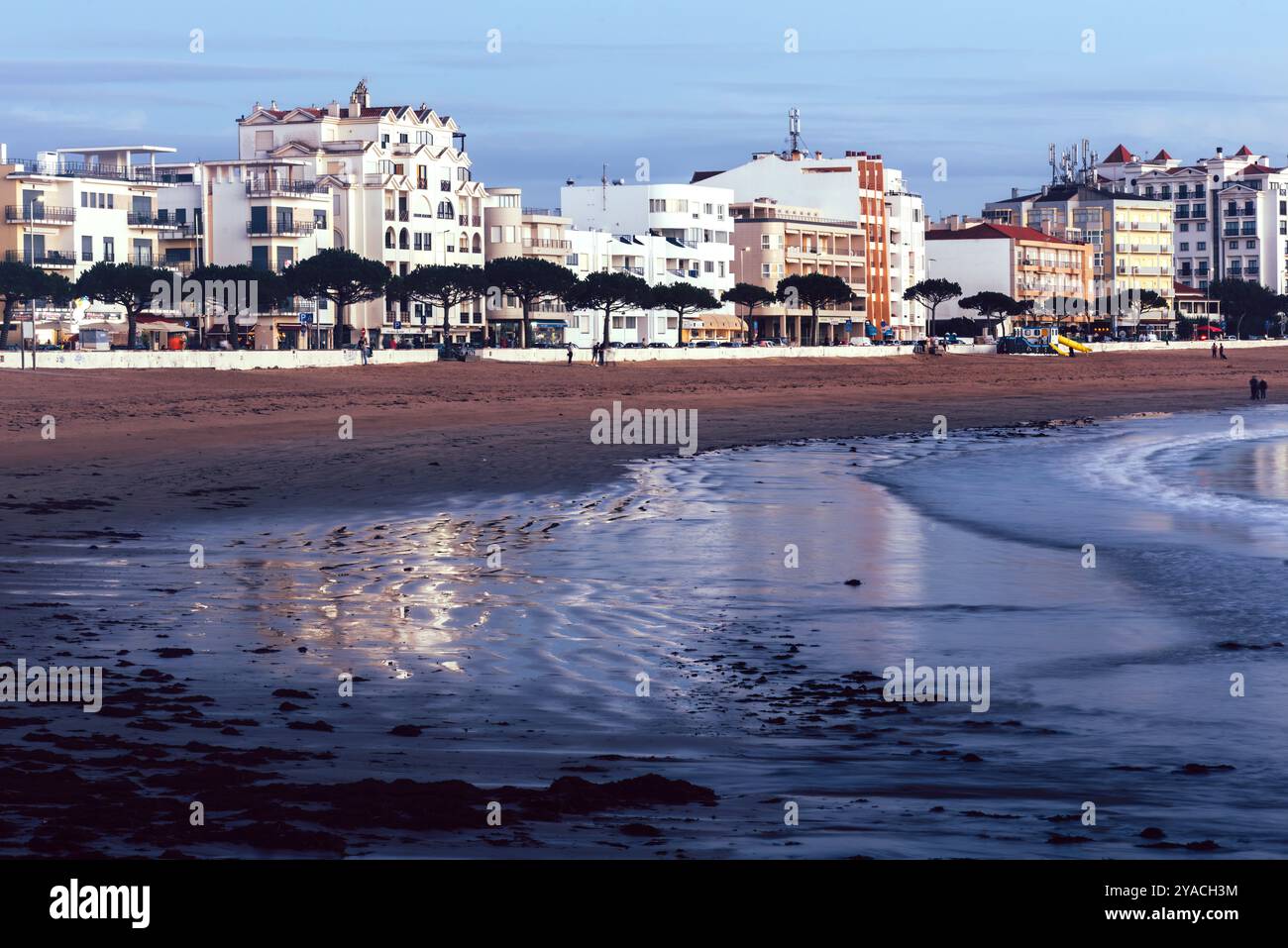 Promenade in Sao Martinho do Porto, Portugal bei Sonnenuntergang Stockfoto