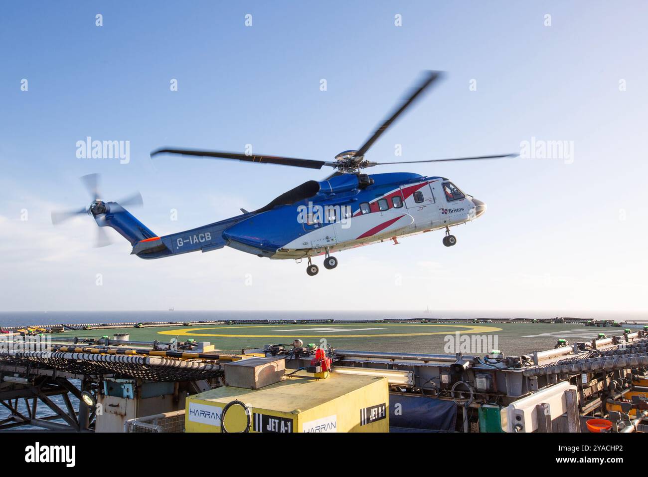 Der Hubschrauber kommt auf einer Ölplattform in der Nordsee an Stockfoto