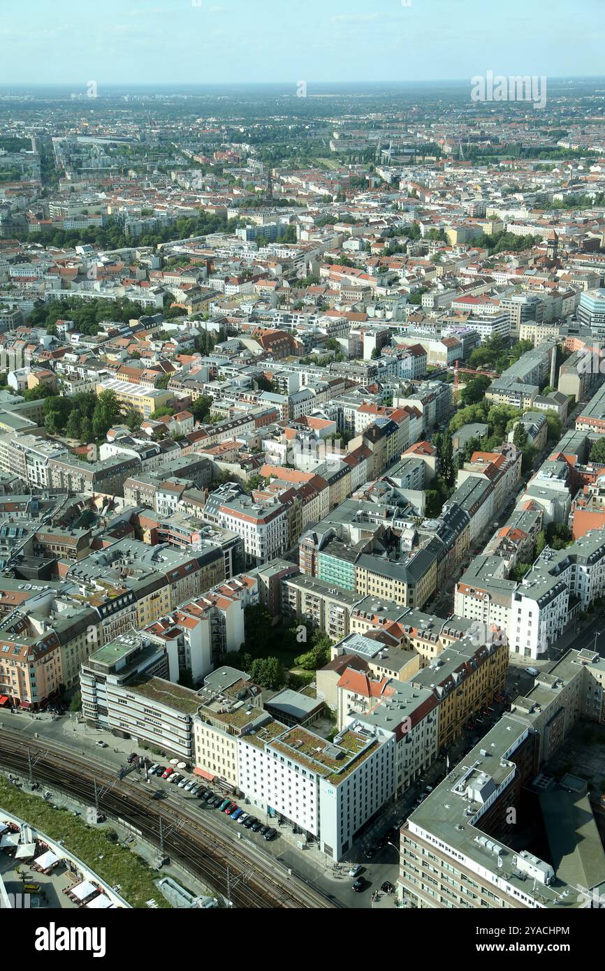 In der Abenddämmerung zeigt die Skyline Berlins eine Mischung aus historischen Gebäuden und modernen Bauten, die einen lebendigen städtischen Wandteppich schaffen. Die erweiterte Ansicht capt Stockfoto