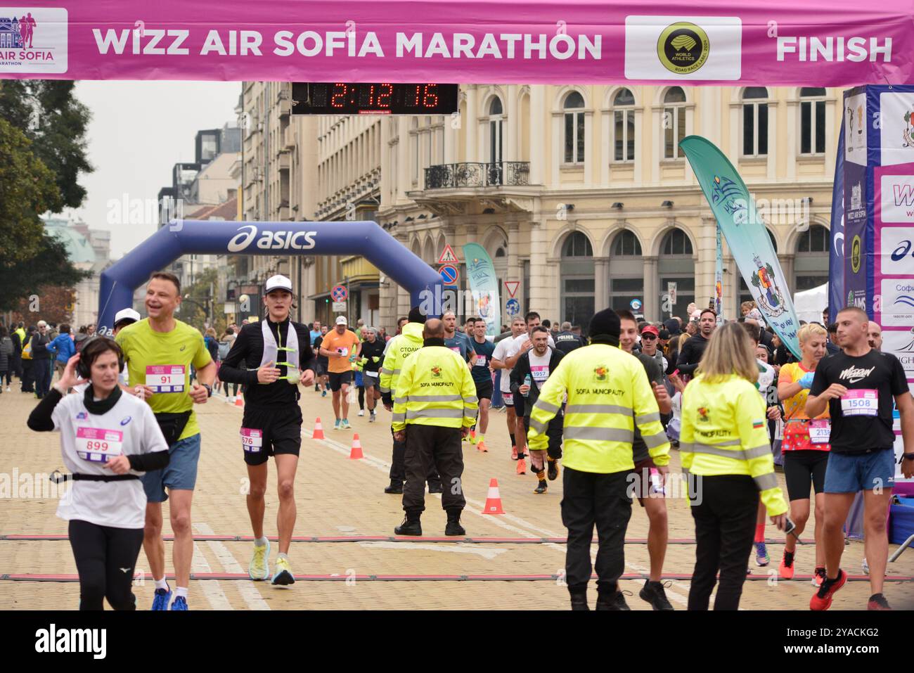 Sofia, Bulgarien. 13. Oktober 2024. Teilnehmer des traditionellen jährlichen Marathons, gesponsert von Wizz Air in der bulgarischen Hauptstadt Sofia. Quelle: Ognyan Yosifov/Alamy Live News Stockfoto