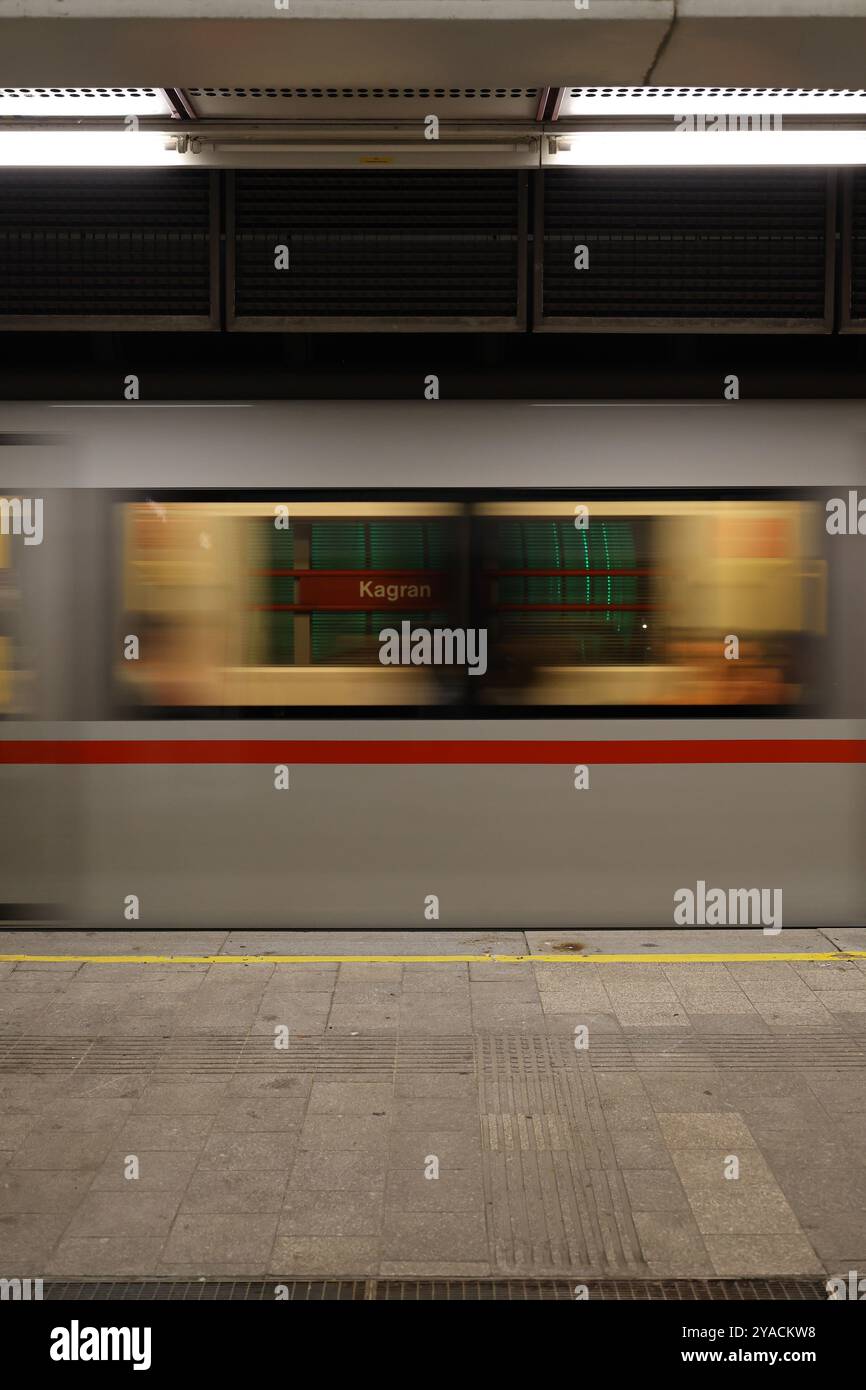 Zug. Durchfahrt. Geschwindigkeit. Verschwommen. Durchlass. Geschwindigkeit. Verschwommen. u-Bahn. Trainieren. U-Bahn. Wien. Stockfoto