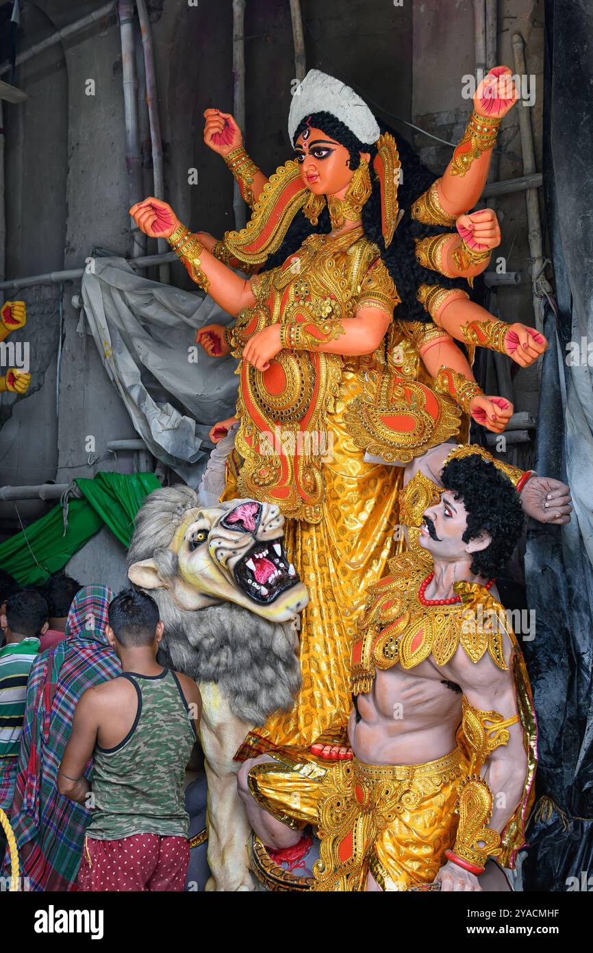 Das Tonidol der Göttin Devi Durga bereitet sich auf das bevorstehende Durga Puja Festival in einem Töpferstudio in Kolkata, Westbengalen, Indien vor Stockfoto