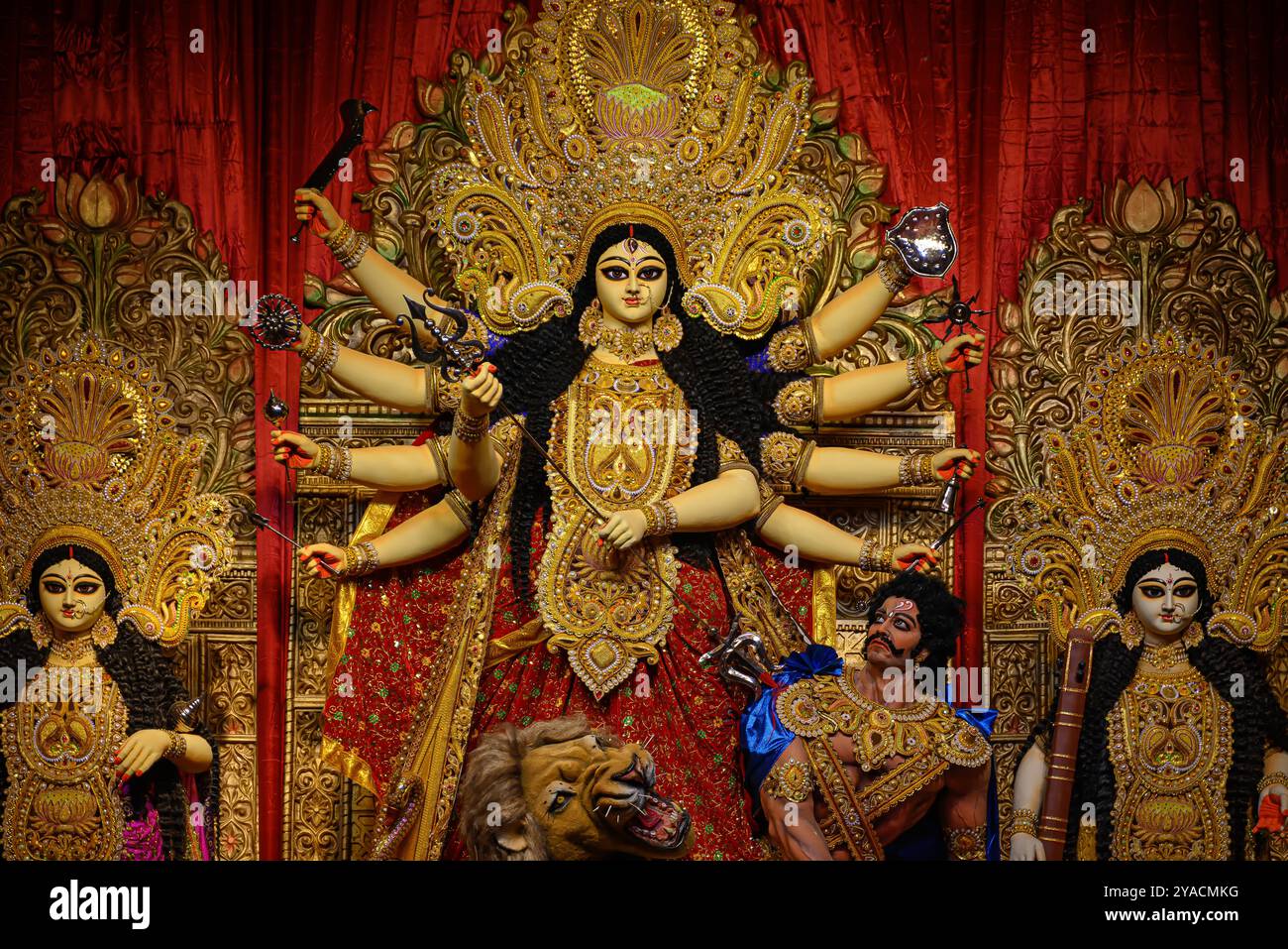 Idol der Göttin Devi Durga in einem dekorierten Puja-Pandal in Kalkutta, Westbengalen, Indien. Durga Puja ist ein beliebtes und bedeutendes religiöses fest des Hinduismus Stockfoto