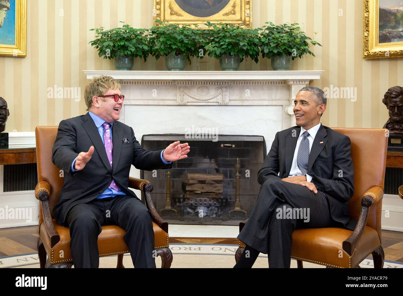 Präsident Barack Obama trifft sich mit Elton John und seinem Ehepartner David Furish bei einem Besuch im Oval Office, 6. Mai 2015 - Foto: Weißes Haus Stockfoto