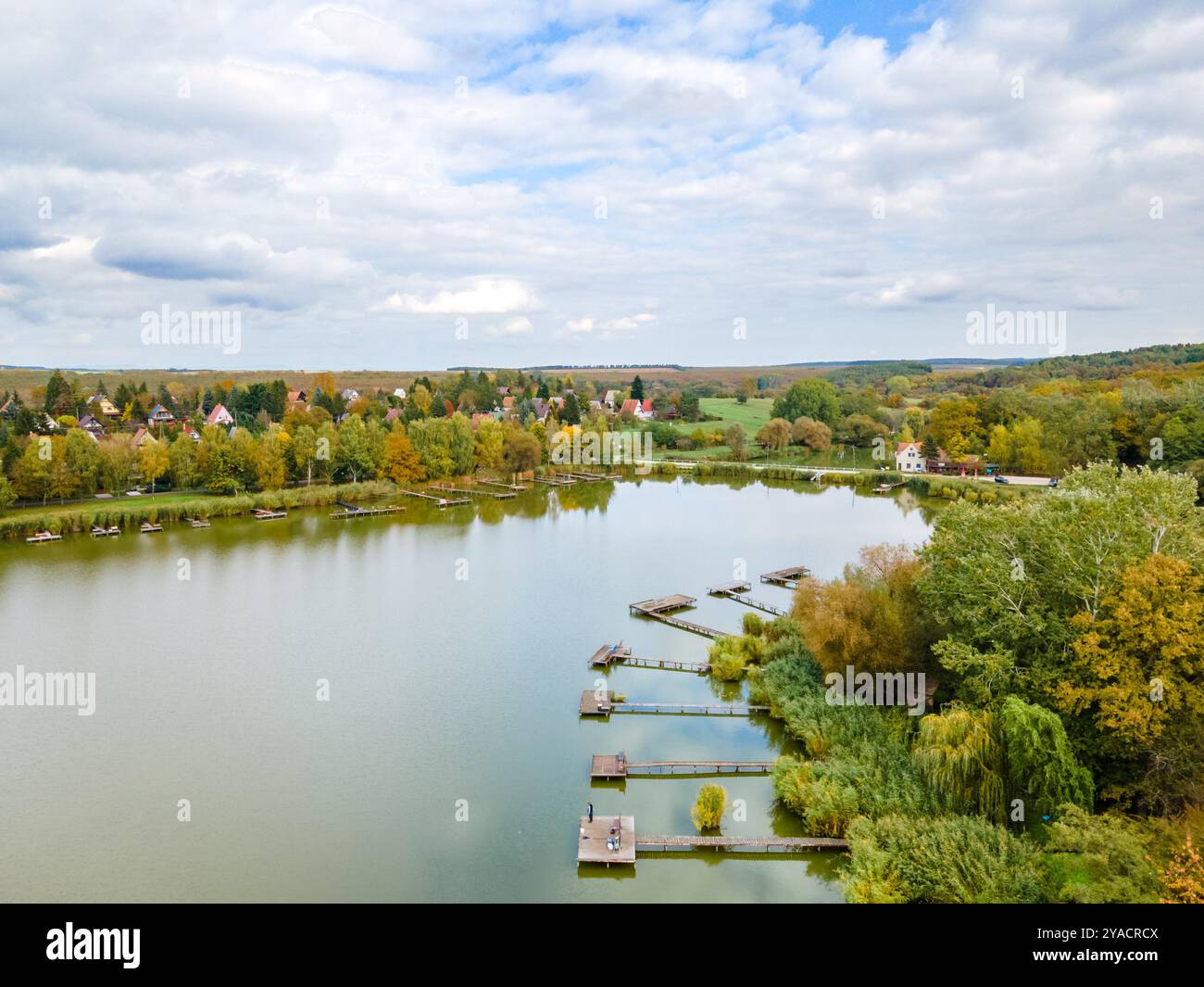 Luftaufnahme des Jenői-Sees mit herbstlicher Atmosphäre und bewölktem Himmel, Diósjenő, Ungarn Stockfoto