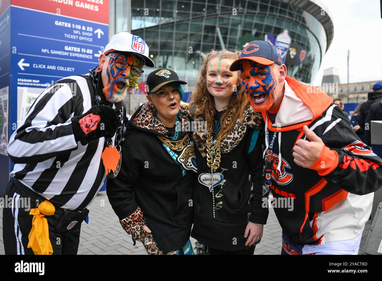 Fans kommen vor dem Spiel Chicago Bears vs Jacksonville Jaguars in Woche 6 im Tottenham Hotspur Stadium, London, Großbritannien, 13. Oktober 2024 (Foto: Craig Thomas/News Images) Stockfoto