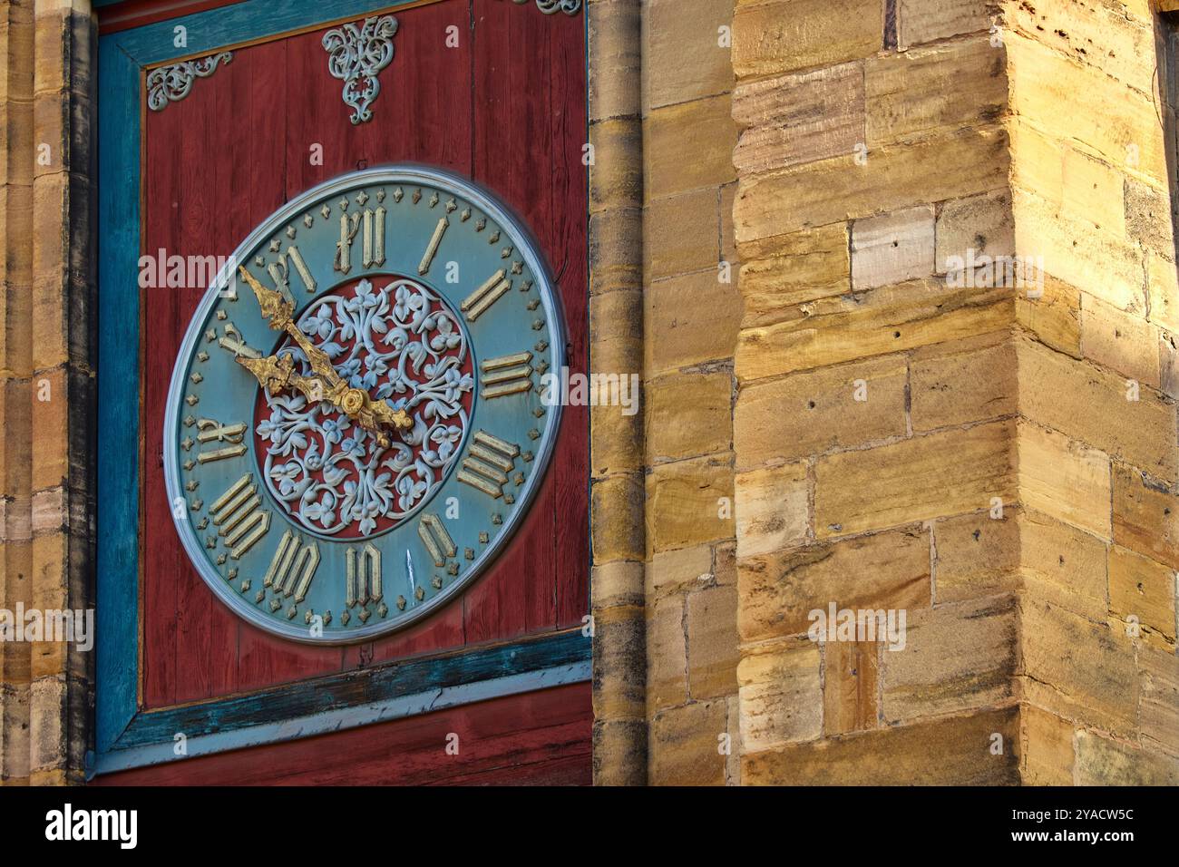 Straßenszenen und Details aus Colmar, Elsass, Frankreich und Europa zeigen die historische und farbenfrohe Natur der Stadt und die Uhr der St. Martin Kirche. Stockfoto