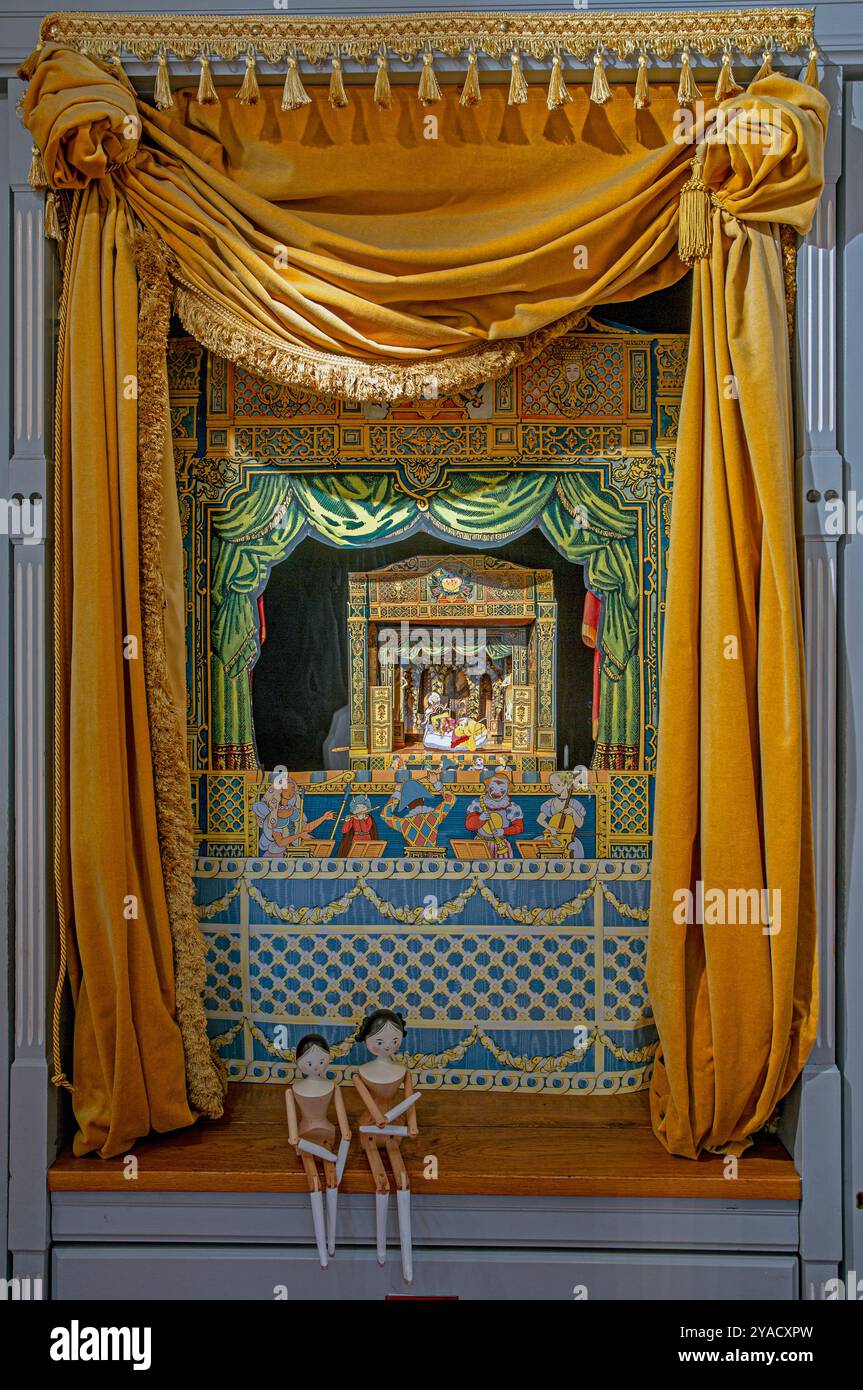 Spielzeugtheater aus Karton im Benjamin Pollocks Toy Shop am Covent Garden Market, London, Großbritannien. Stockfoto