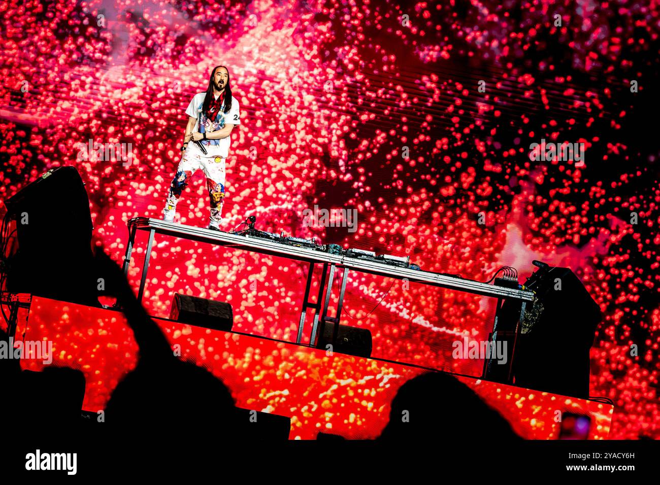 Noche de locura en Espacio Zity con Sebastián Yatra y Steve Aoki. Fiestas del Pilar 2024, Espacio Zity, Saragossa. Martes 9 de Octubre. Stockfoto