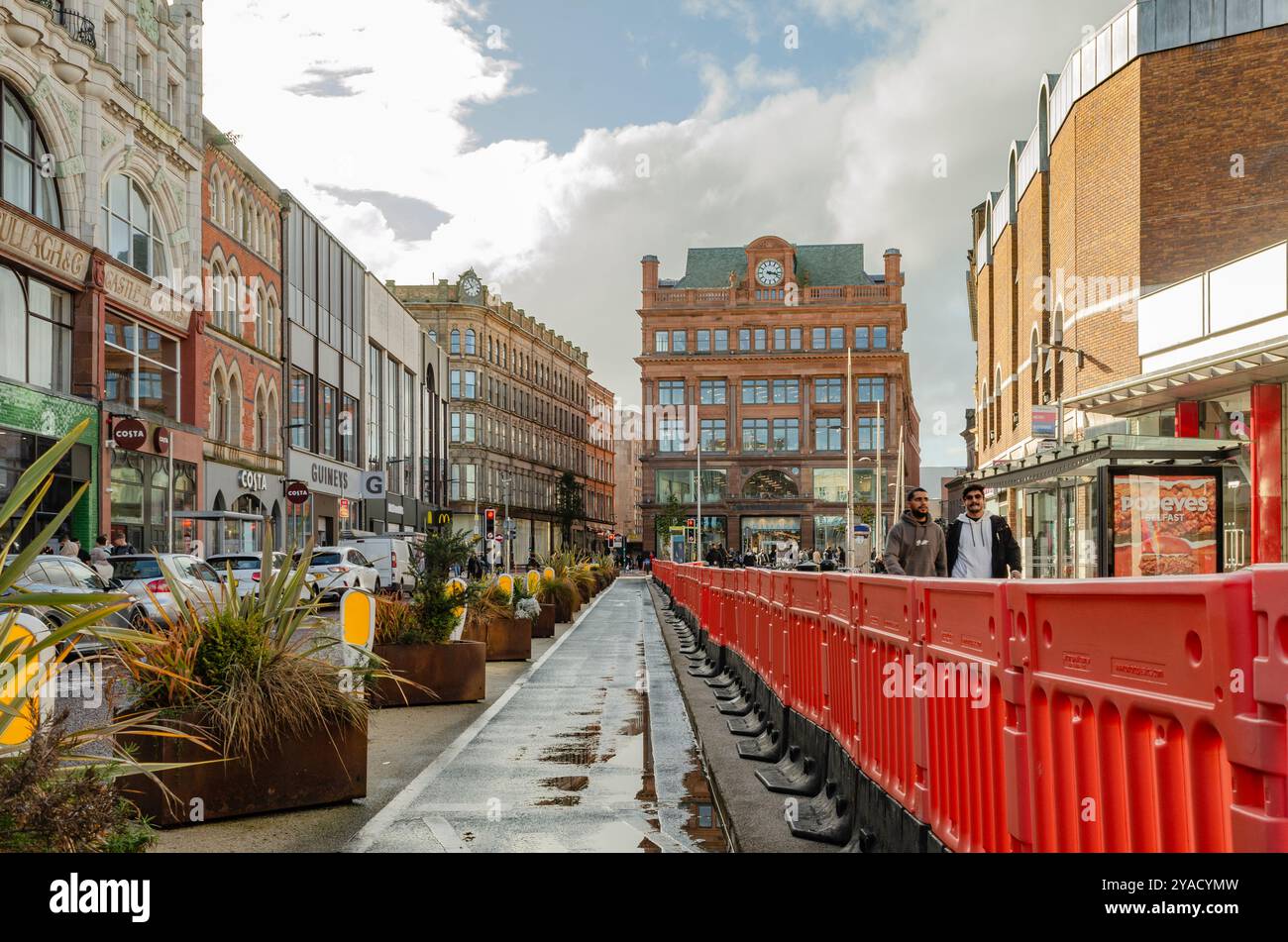 Belfast County Antrim 07. Oktober 2024 - Blick auf das Primark-Gebäude mit Blick auf den Castle Place mit roten Sicherheitsbarrieren als führende Linien Stockfoto