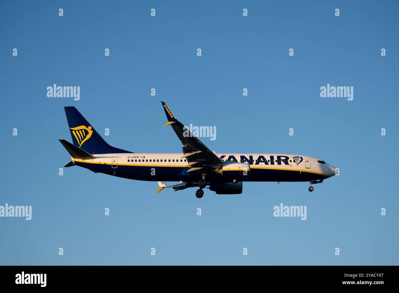 Ryanair Boeing 737-8AS landet am Flughafen Birmingham, Großbritannien (EI-DWW) Stockfoto