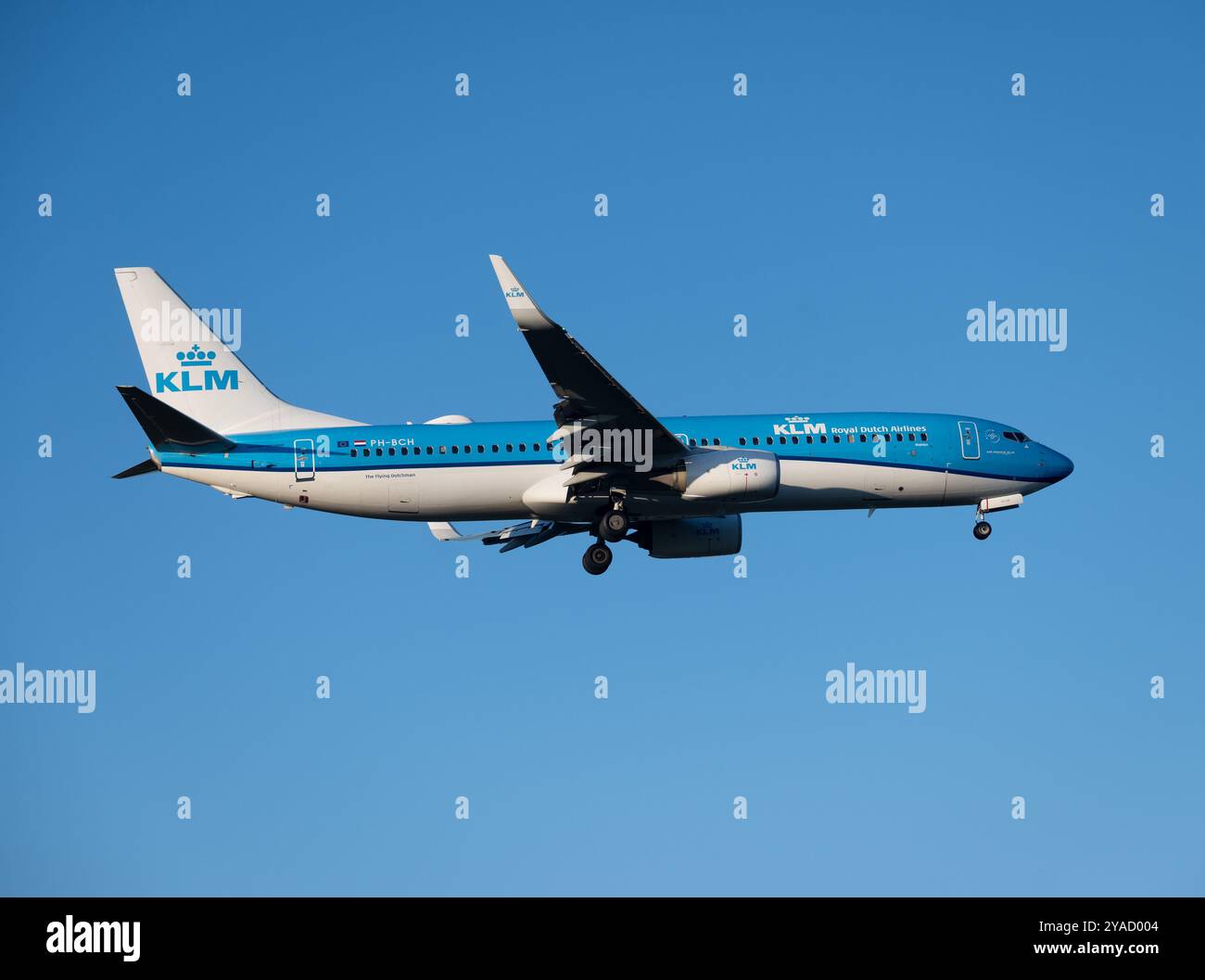 KLM Boeing 737-8K2 Landung am Flughafen Birmingham, Großbritannien (PH-BCH) Stockfoto