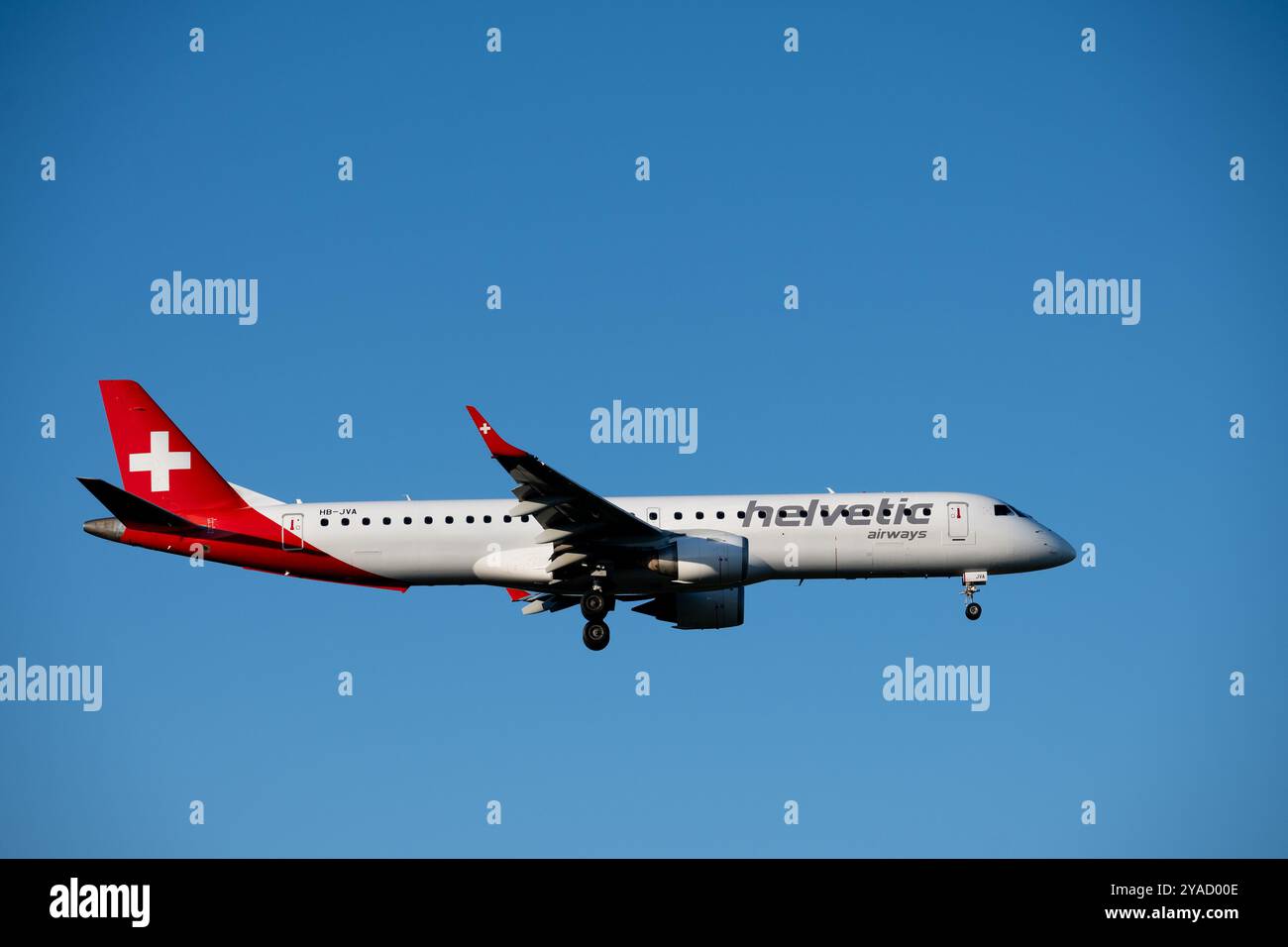 Helvetic Airways Embraer ERJ-195AR landet am Flughafen Birmingham, Großbritannien (HB-JVA) Stockfoto