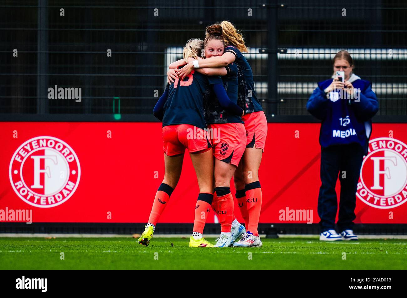 Rotterdam - 0-3 während der dritten Runde der Azerion Vrouwen Eredivisie in der Saison 2024/2025. Das Spiel findet zwischen Feyenoord V1 und FC Utrecht V1 bei Nieuw Varkenoord am 13. Oktober 2024 in Rotterdam statt. (VK Sportphoto/Danny de Groot) Stockfoto