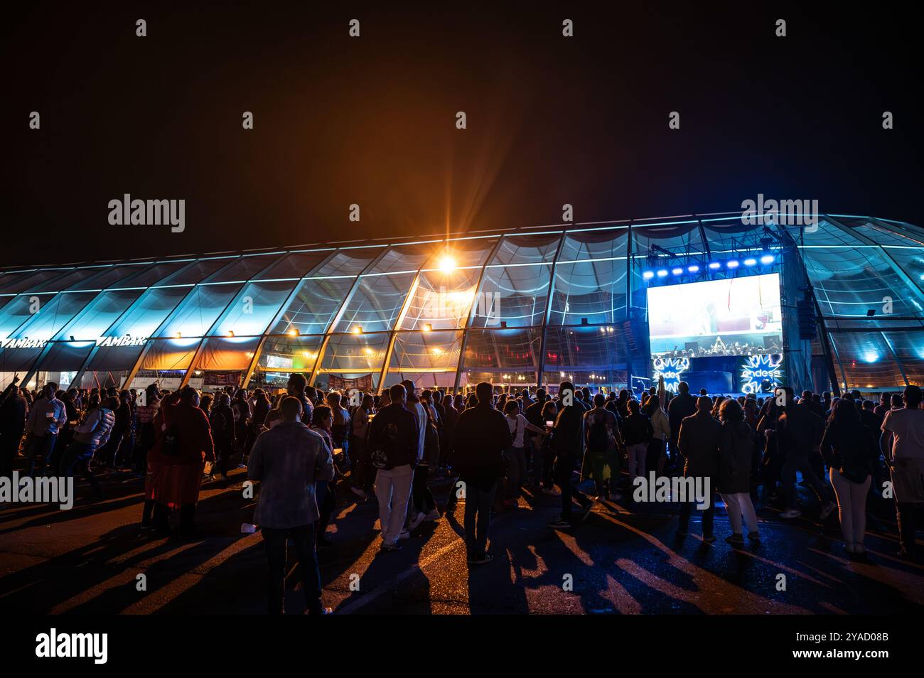 20 mil Personas acuden al concierto de Arde Bogotá, Viva Suecia y Nunatak en Zaragoza. Fiestas del Pilar. 11 Oktubre 2024. Espacio Zity. Stockfoto