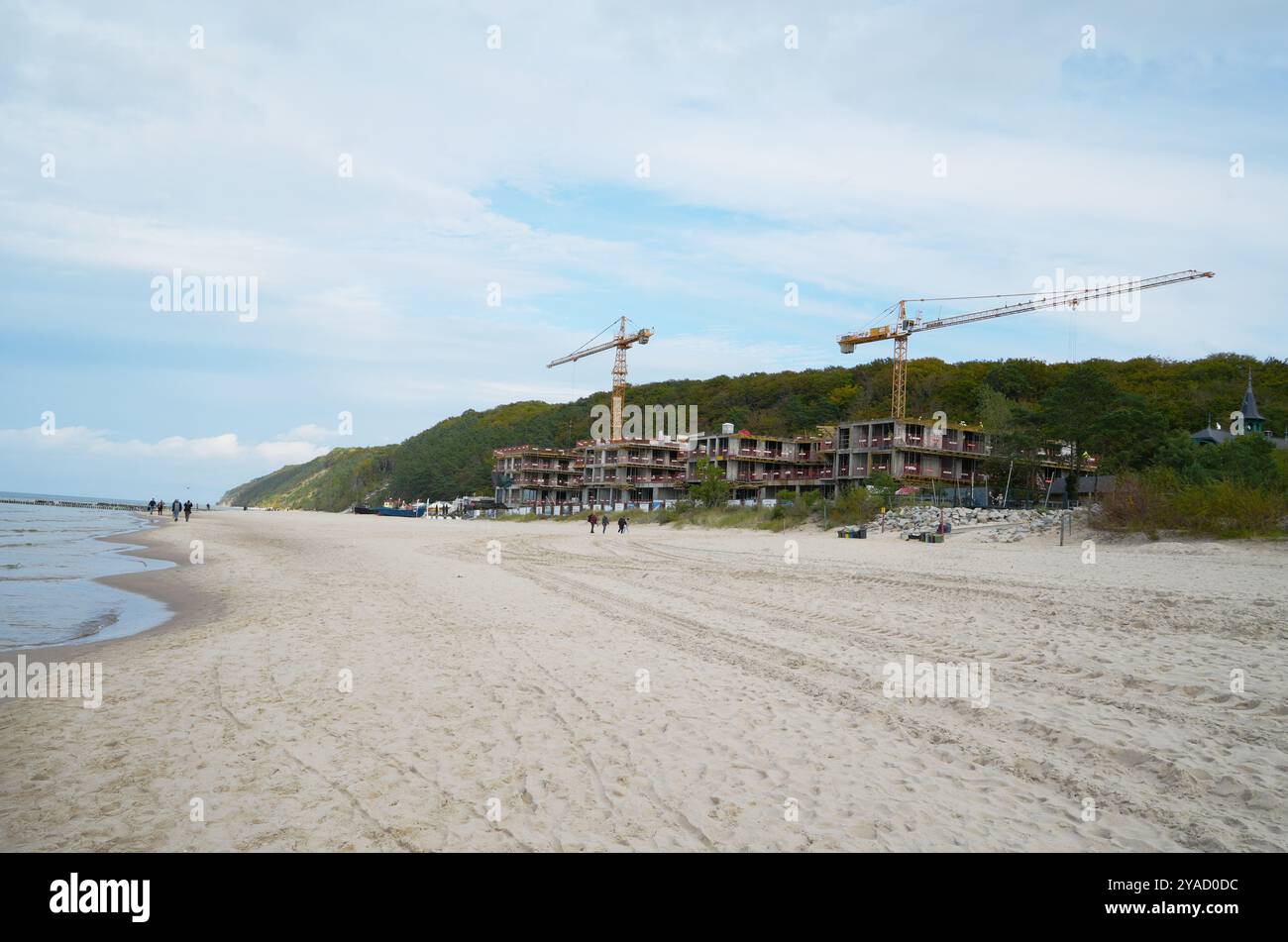 Międzyzdroje, Polen 10-09-2024 Baustellen an der ostseeküste mit Blick auf das Naturschutzgebiet Wald Stockfoto