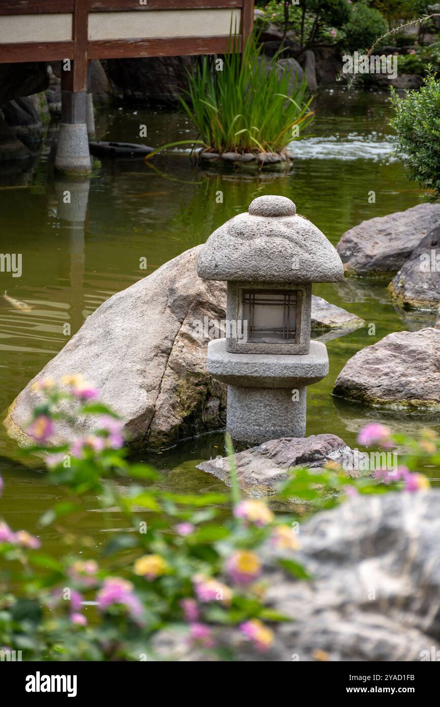 Landschaft Stadtdesign, öffentlicher Stadtpark im japanischen Stil mit Steinen, Bonsaikiefern, Blumen, kleinen Brücken, Wasserfällen im Zentrum von Monte-Carlo Stockfoto