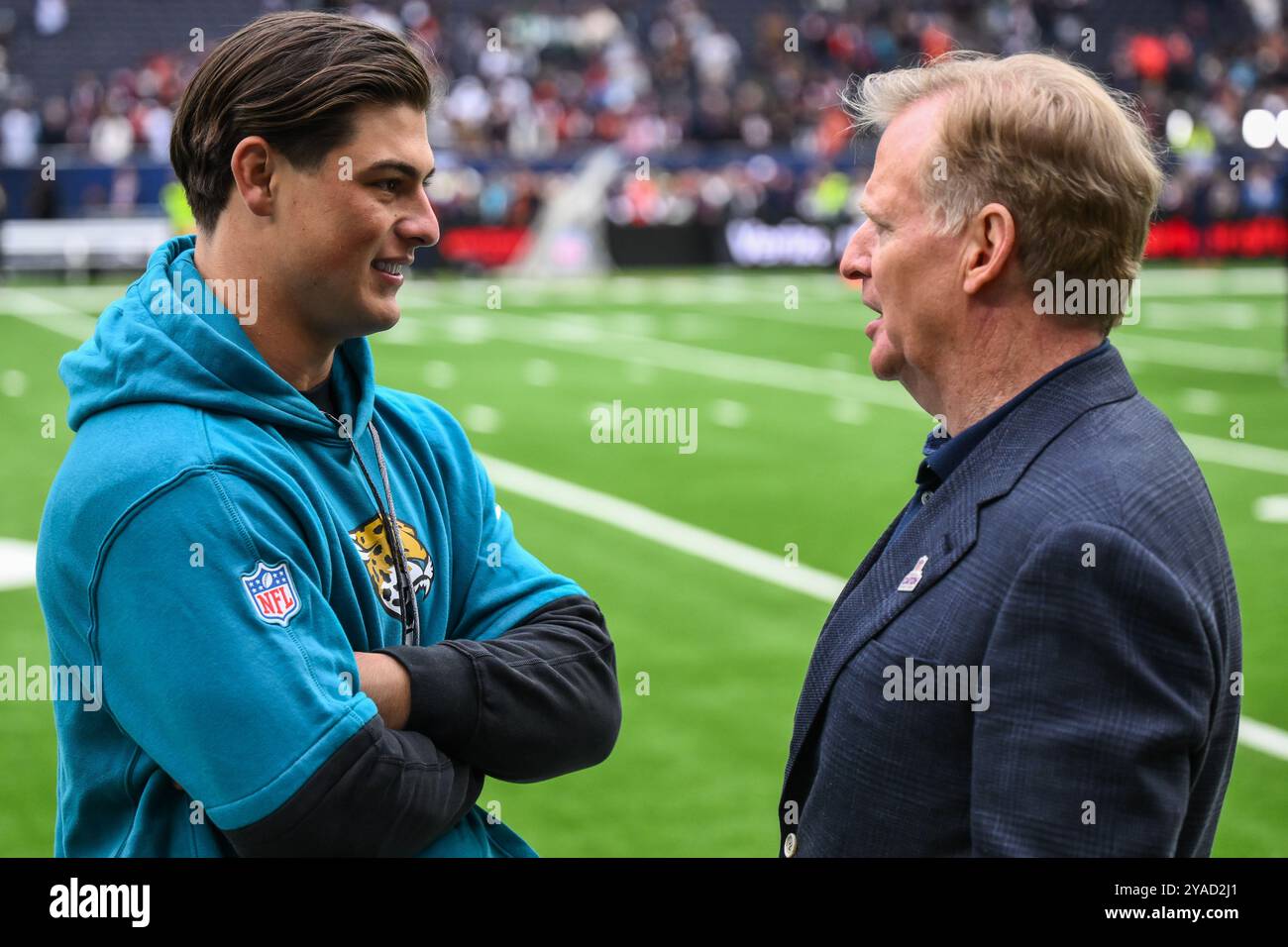 NFL-Kommissar Roger Goodell spricht mit Louis Rees-Zammit von den Jacksonville Jaguars vor dem 6. Woche Spiel Chicago Bears gegen Jacksonville Jaguars im Tottenham Hotspur Stadium, London, Vereinigtes Königreich, 13. Oktober 2024 (Foto: Craig Thomas/News Images) in, am 13. Oktober 2024. (Foto: Craig Thomas/News Images/SIPA USA) Credit: SIPA USA/Alamy Live News Stockfoto