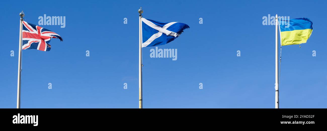 Ukraine, britische und schottische Fahnen, die im Wind flattern, schwebten hoch am Himmel Stockfoto