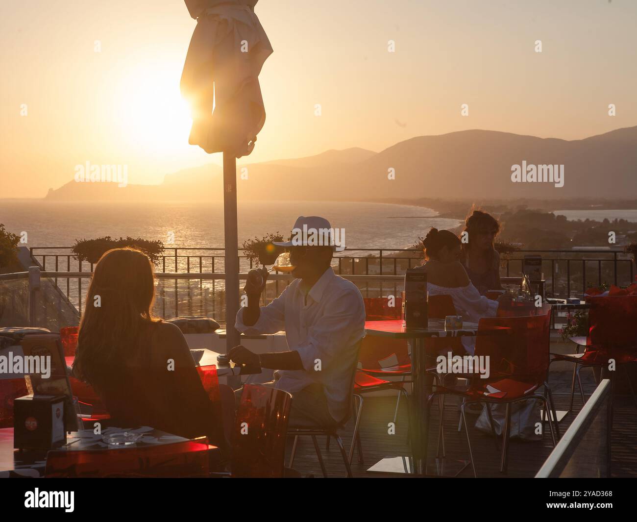 Ein paar junge Leute genießen Sonnenuntergangsmomente in Sperlonga. Stockfoto