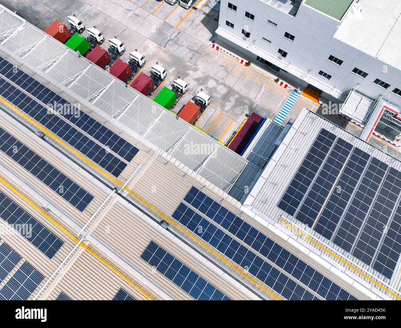 Solarbetriebene Lageranlage mit Lastwagen an Laderampen. Umweltfreundliche Logistik und effizienter Frachttransport. Solarpaneele Stockfoto