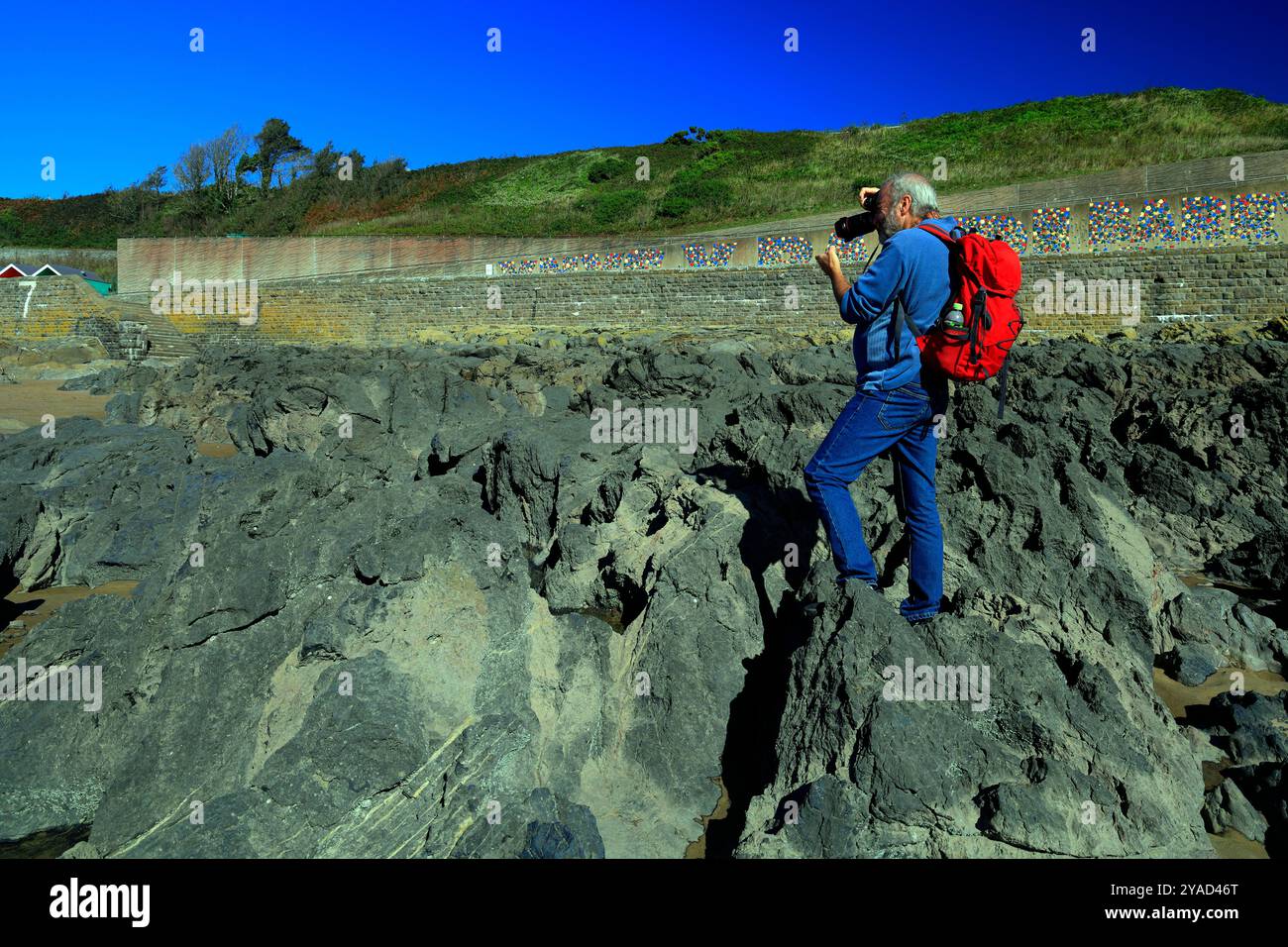 Landschaftsfotograf bei der Arbeit, Barry Island, Südwales, Großbritannien. Vom Oktober 2024. Stockfoto