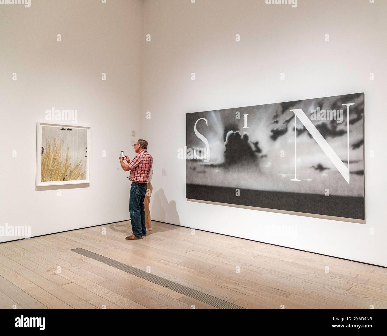 Los Angeles, CA, USA – 12. September 2024: Besucher besuchen die Ausstellung „Now / Then“ von Ed Ruscha im LA County Museum of Art in Los Angeles, CA. Stockfoto