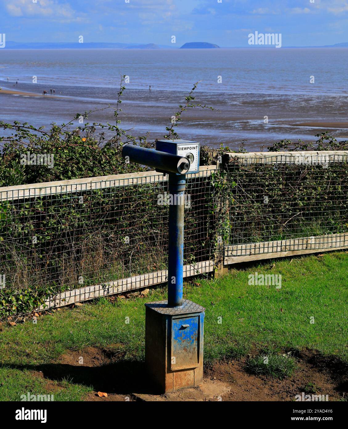 Teleskop und Blick auf die steile Insel Holm von der Landzunge auf Barry Island, Südwales, Großbritannien. Vom Oktober 2024. Stockfoto