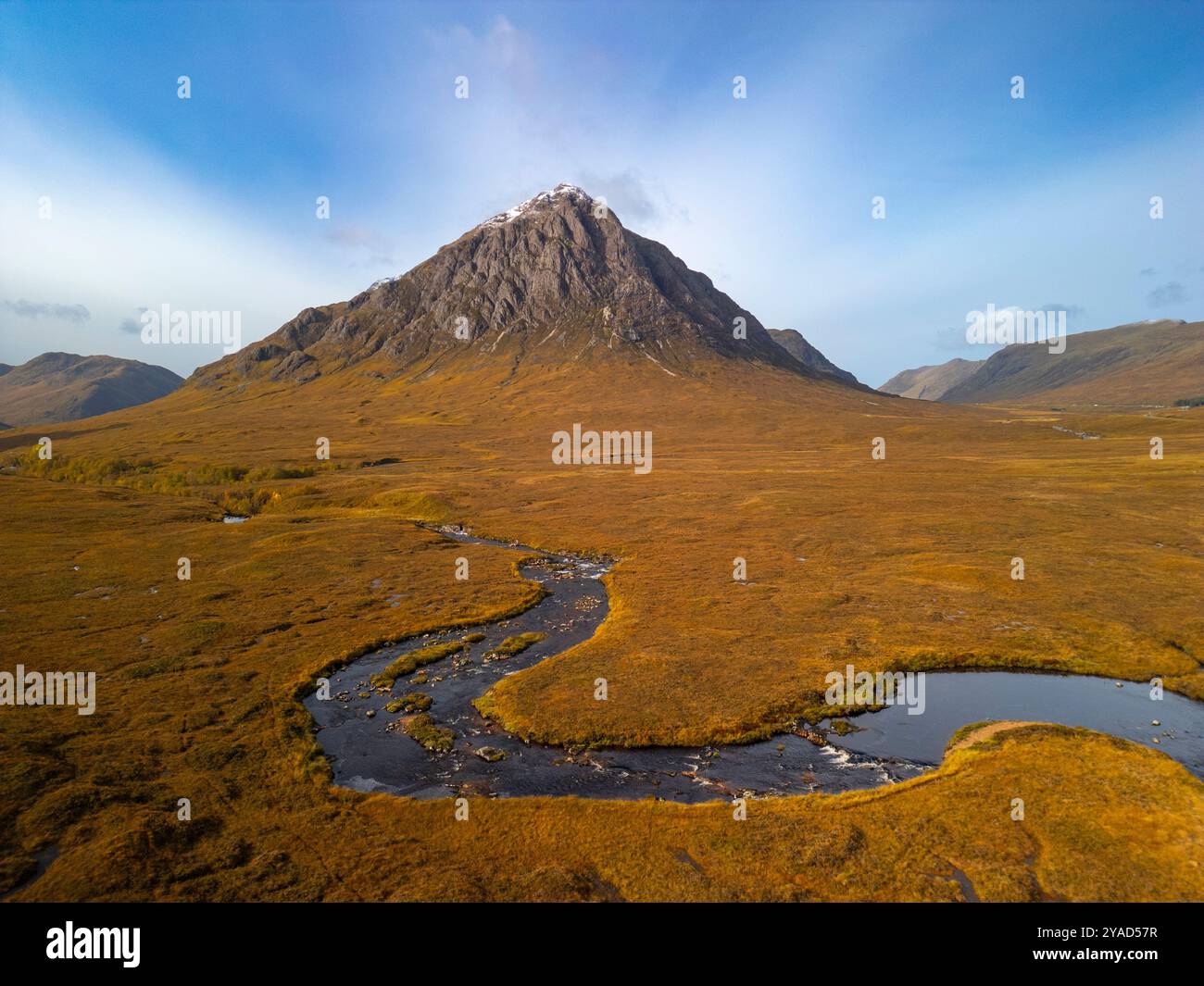 Glen Coe, Schottland, Großbritannien. Oktober 2024. Aus der Vogelperspektive von der Drohne auf den Berg Buachaille Etive Mor mit Landschaft in goldenen Herbstfarben. Iain Masterton/Alamy Live News Stockfoto