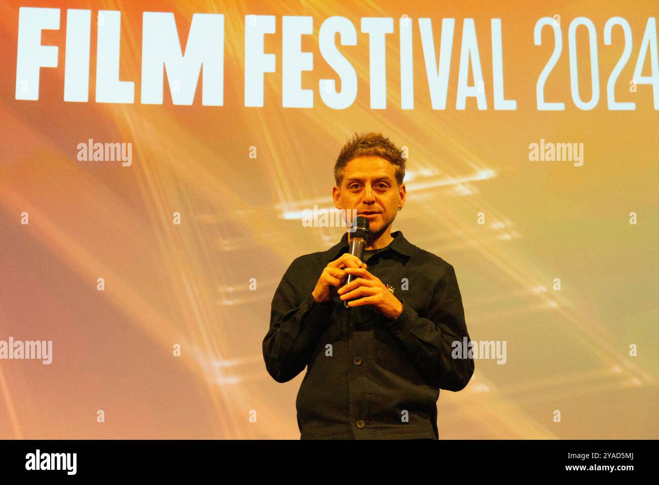 London, UK, 11. Oktober 2024: Der polnische Filmregisseur Damian Kocur stellt eine Vorführung seines Films „Under the Volcano“ (Pod Wulkanem) beim London International Film Festival 2024 vor. Der Film erzählt die Geschichte einer ukrainischen Familie im Urlaub auf Teneriffa, als Russland in die Ukraine einmarschiert, sodass sie nicht in die Heimat zurückkehren können. Die Filmvorführung fand im BFI's National Film Theatre in der Londoner South Bank statt. Anna Watson/Alamy Live News Stockfoto