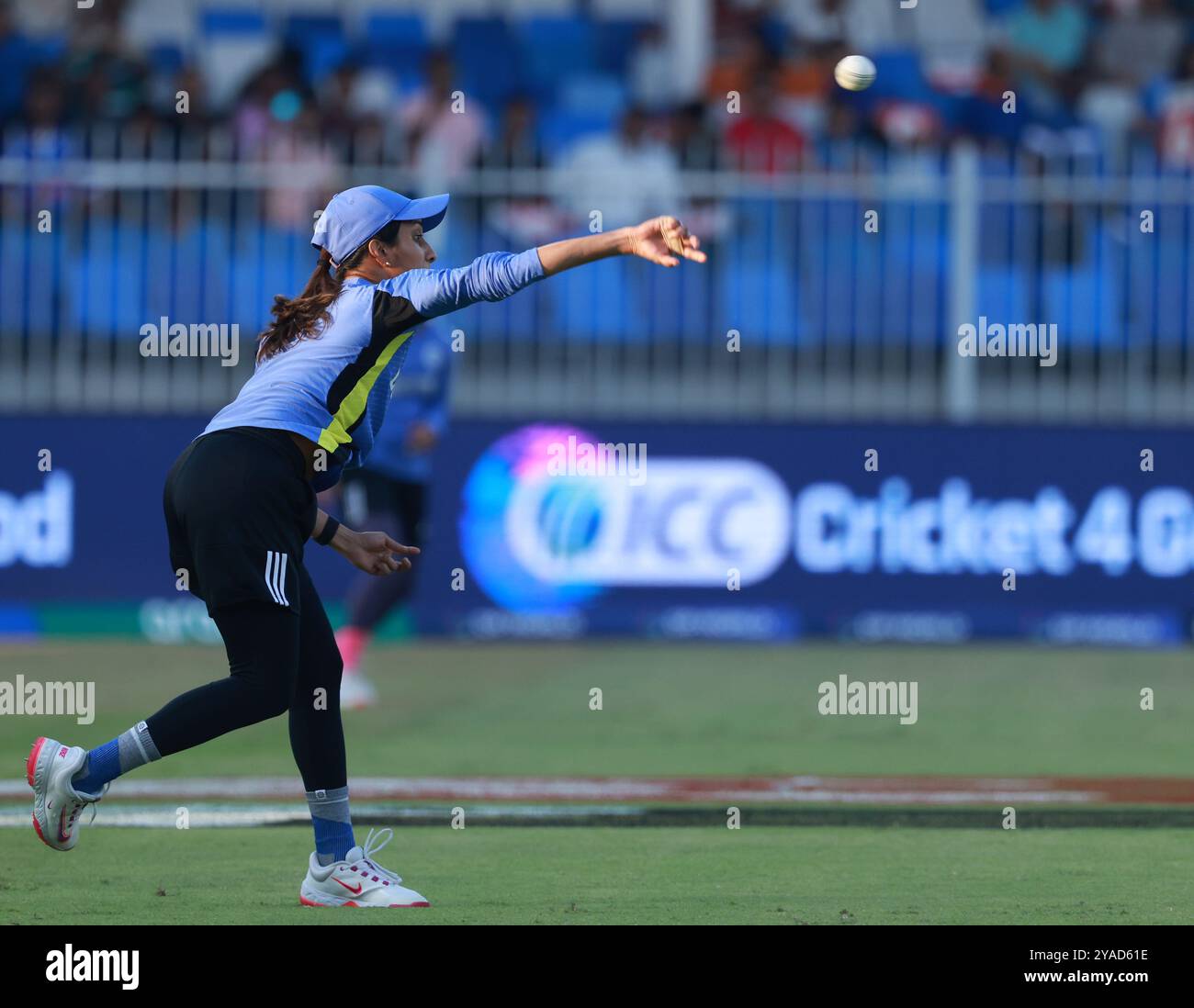 Sharjah, Sharjah, Vereinigte Arabische Emirate. Oktober 2024. Jemimah Rodrigues aus Indien, die am 13. Oktober 2024 im Sharjah Cricket Stadium, Sharjah, Vereinigte Arabische Emirate, während des Spiels Nr. 18 der Gruppe A der ICC-Cricket-Weltmeisterschaft der Frauen zwischen Indien und Australien trainiert (Foto: © Avijit das/ZUMA Press Wire). Nicht für kommerzielle ZWECKE! Quelle: ZUMA Press, Inc./Alamy Live News Stockfoto