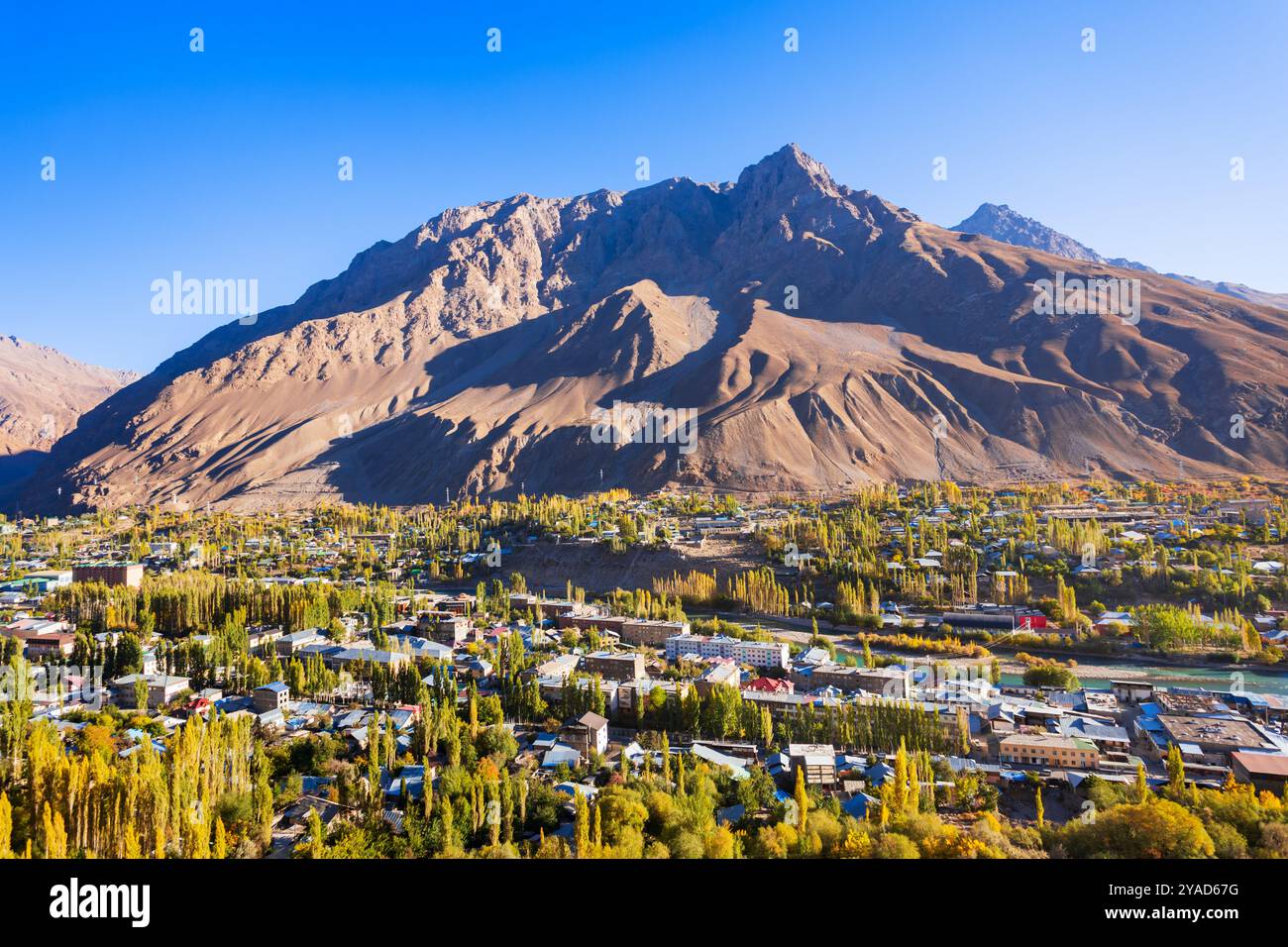 Panoramablick auf die Stadt Khorog. Chorog liegt an der Pamir-Autobahn in Gorno-Badakhshan, Tadschikistan. Stockfoto