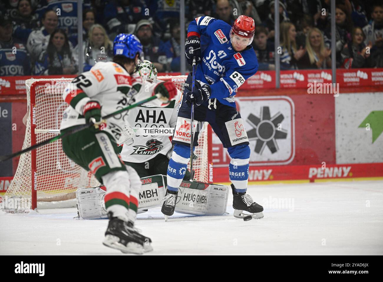 Markus Keller (Augsburger Panther) Alexander Karachun (Schwenninger Wild Wings #47) Schwenninger Wild Wings gegen Augsburger Panther Eishockey, DEL, Spieltag 9, Saison 2024/2025, 13.10.2024 Foto: Eibner-Pressefoto/Sven Laegler Stockfoto