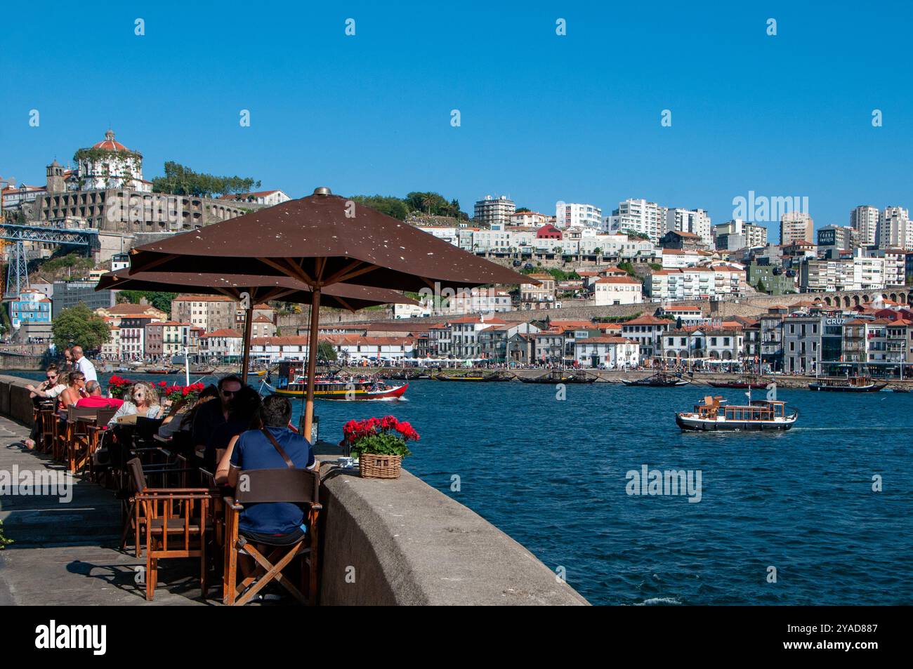 Blick auf Vila Nova de Gaia von einem typischen Restaurant in Porto Stockfoto