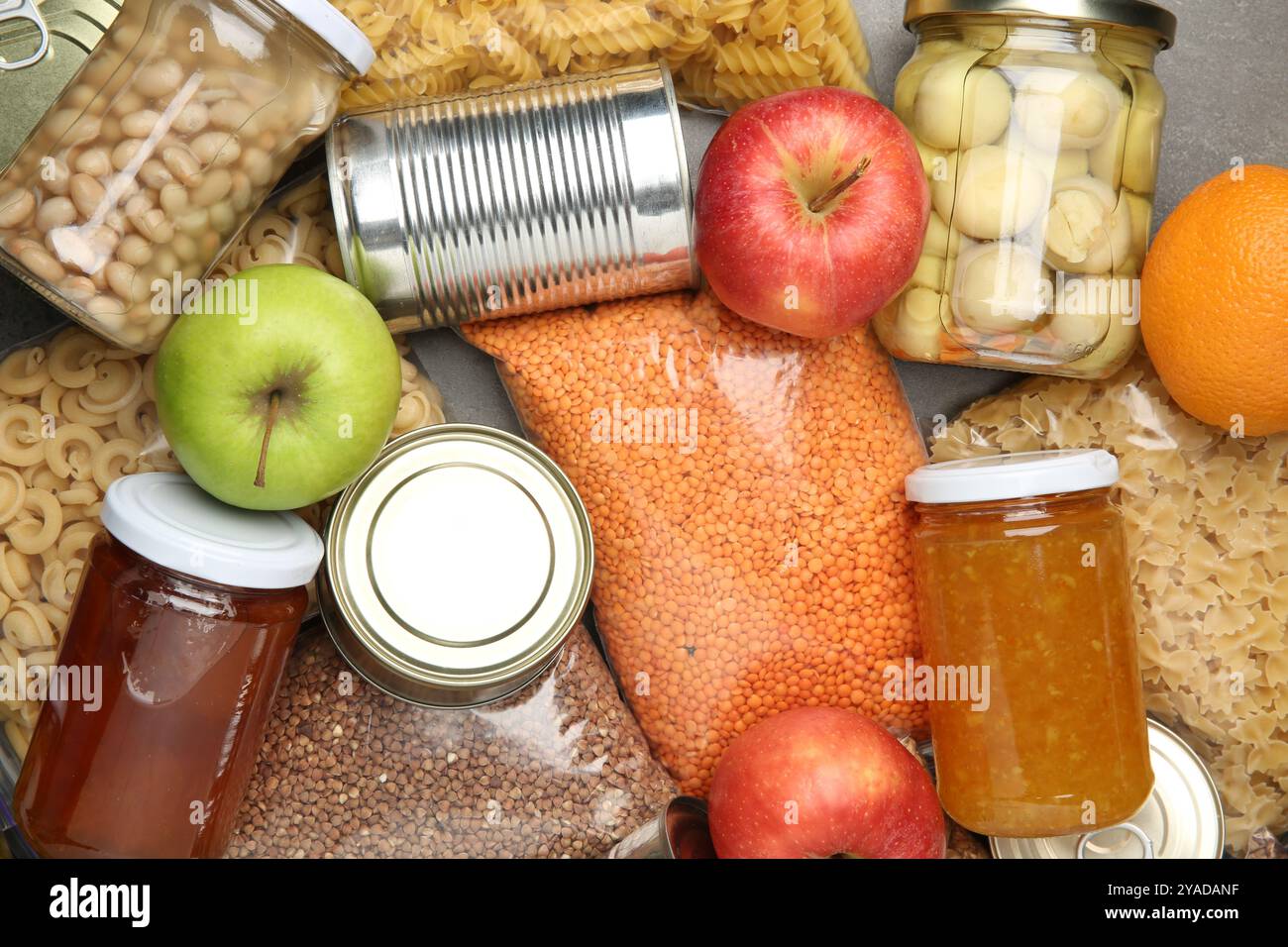 Lebensmittelspende. Verschiedene Produkte auf dem Tisch, Draufsicht Stockfoto