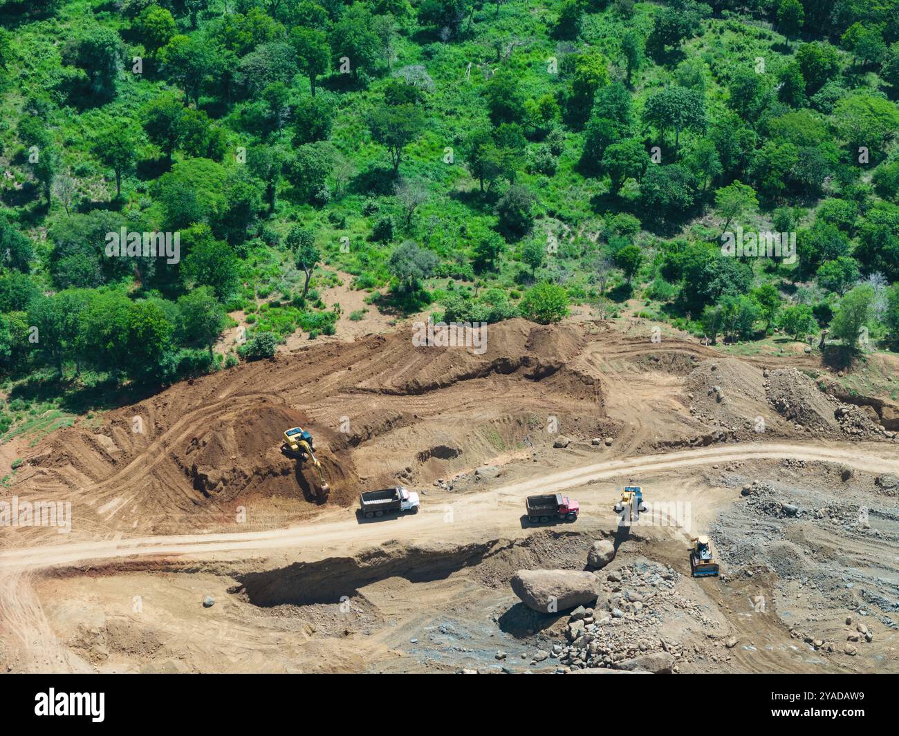 Maschinenarbeiten am Sandsteinbruch aus der Drohne Stockfoto